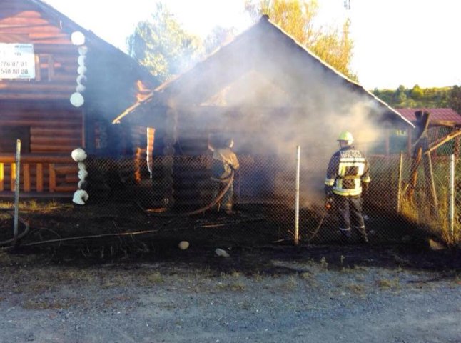Рятувальники загасили пожежу на виїзді з Мукачева, один будинок врятовано від знищення вогнем