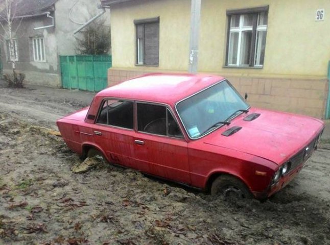 У мережі показали фото, як на одній із вулиць Берегова автівка "потонула" в багнюці