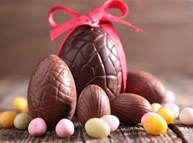 Як зробити шоколадні яйця для Великоднього кошика: цікавий та простий рецепт