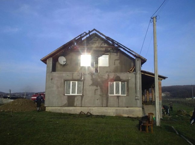 Мукачівські вогнеборці врятували двоповерховий будинок від повного знищення вогнем