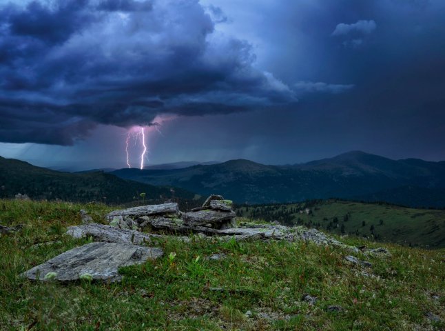 Частину Закарпатської області накриють грози