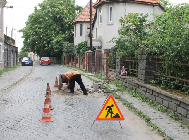 На одній із вулиць Ужгорода перекладають бруківку