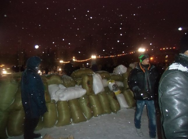 Мітингувальники під Закарпатською ОДА активно будують барикади (ФОТО)