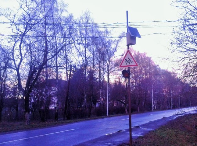 У Берегові встановили перший світлофор, який працюватиме на сонячній батареї