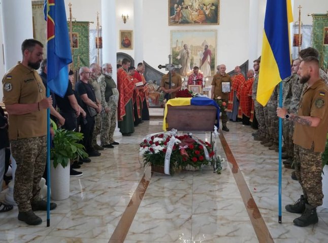 Закарпаття попрощалось з 20-річним полеглим Героєм Денисом Білим