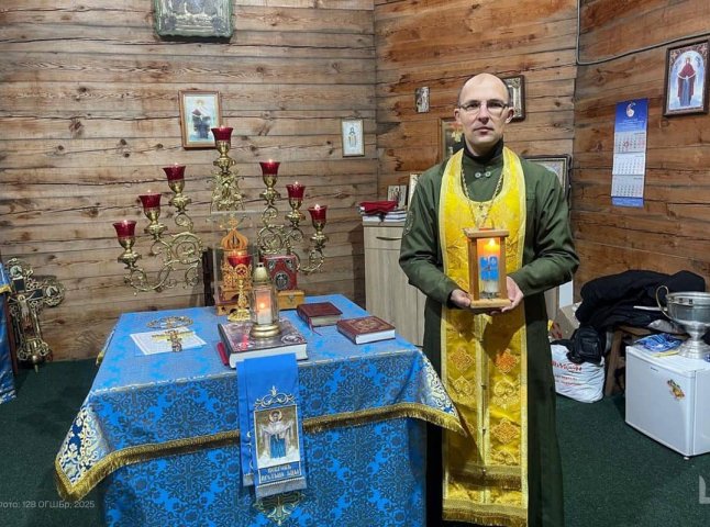 До воїнів 128 бригади на фронт привезли Вифлеємський вогонь миру