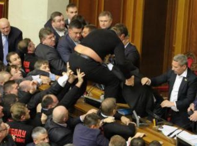 У Київраді депутати побилися через зовнішній вигляд(ВІДЕО)