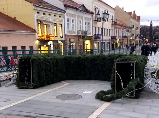У центрі Ужгорода впала новорічна арка, яку встановили напередодні, – ЗМІ
