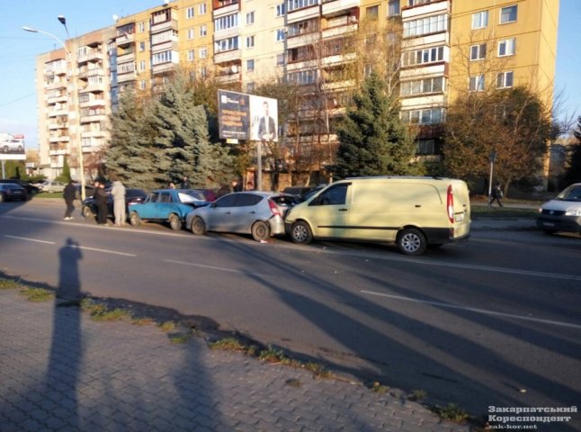 В Ужгороді зіткнулися 4 машини