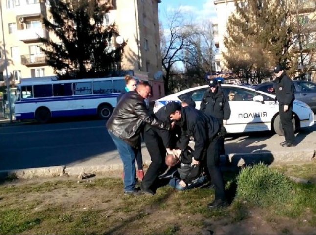 Поліція затримала в Ужгороді агресивного пасажира авто