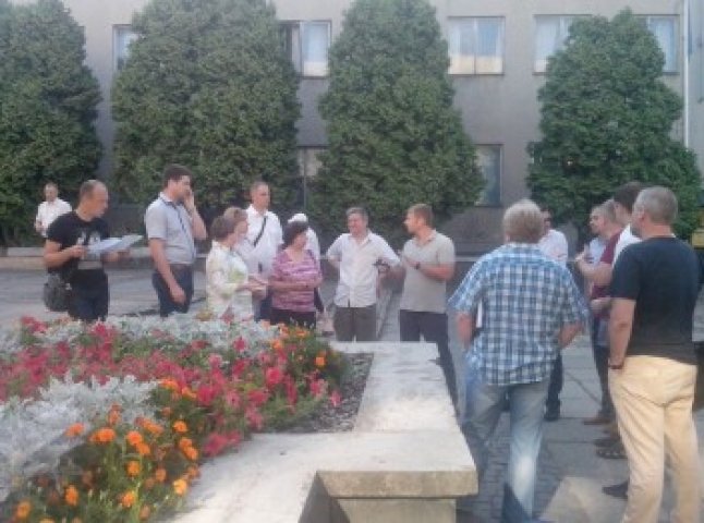 Кілька десятків жителів Ужгорода вийшли на протест
