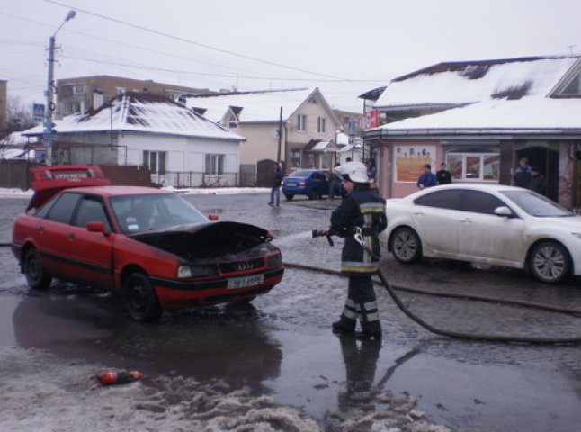 У Мукачеві через коротке замикання під час руху загорівся автомобіль "Ауді"