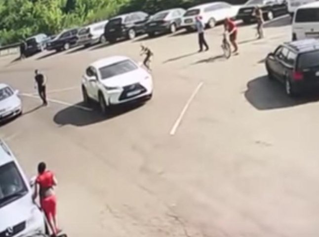 У мережі з’явилось відео втечі білого "Lexus" з КПП "Вилок"