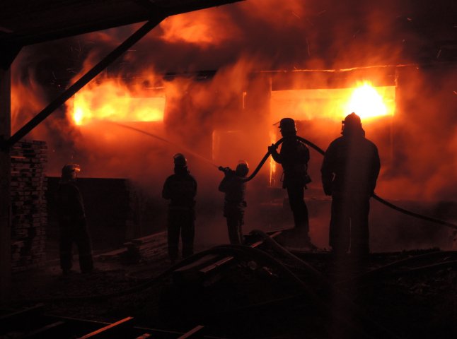 На Тячівщині вогонь знищив деревообробний цех