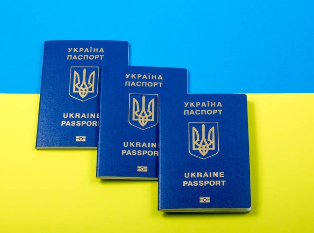 Українці, які виїхали за кордон, повинні перереєструвати свої авто