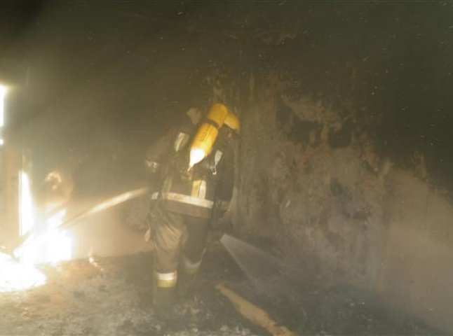 Рятувальники витягли з палаючої квартири на 8-му поверсі двох людей "під градусом"