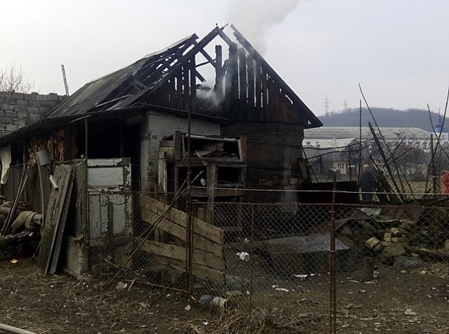 Закарпатські пожежники ліквідували загорання у Голубиному та Ясінях (ФОТО)