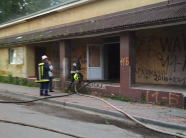 Рятувальники гасили пожежу в приміщенні колишнього кафе
