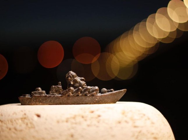 Уродженець Закарпаття створив міні-скульптурку "Русский корабль, иди на*уй"