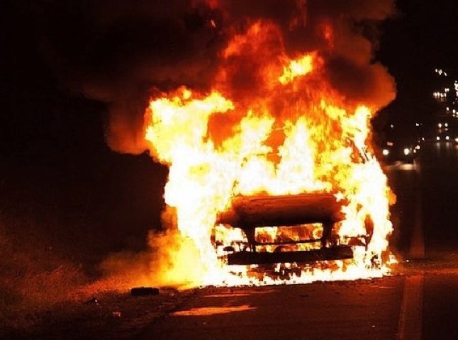 На вулиці Минайській в Ужгороді загорівся автомобіль приватного підприємця