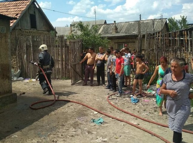 На Закарпатті виникла пожежа в ромському поселенні