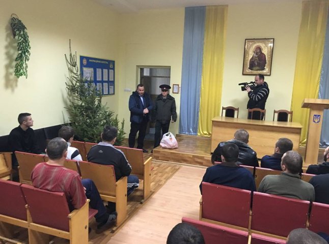 До військових, які перебувають у Мукачівському шпиталі, завітали чиновники з подарунками