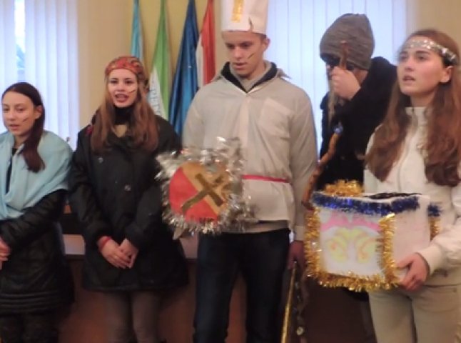 Понад півтисячі студентів у Берегові колядували та збирали гроші для української армії (ВІДЕО)