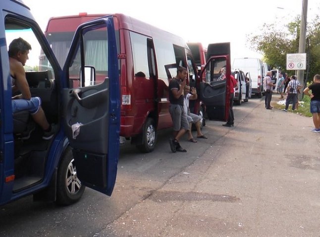 Понад 300 мікроавтобусів і 10 рейсових автобусів: прикордонники попереджають про черги на кордоні