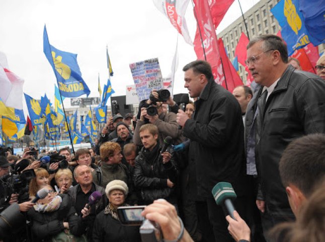 У день проведення в Брюсселі саміту Україна – ЄС, у Києві опозиція влаштувала десятитисячний мітинг