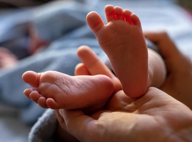 Породілля спустилася з гір, щоб викликати «швидку»: 27-річна закарпатка народила 7 дитину