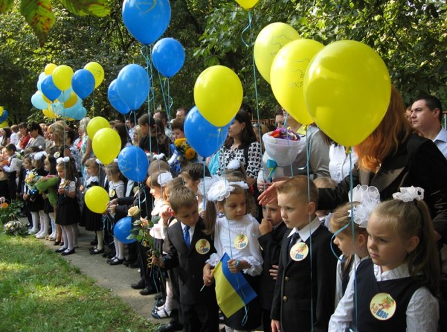 Ужгородський НВК "Пролісок" відзначив свято Дня знань у вишиванках та з синьо-жовтими кульками