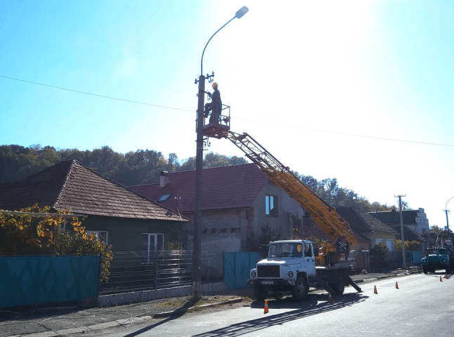 У Мукачеві бригада електриків усуває наслідки вчорашньої ДТП