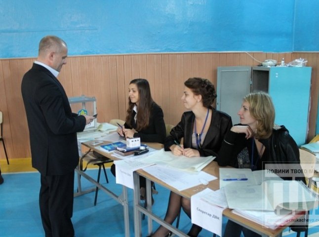 Кандидат від "Партії регіонів" Вячеслав Шутко проголосував на дільниці у ЗОШ №4 (ФОТО)