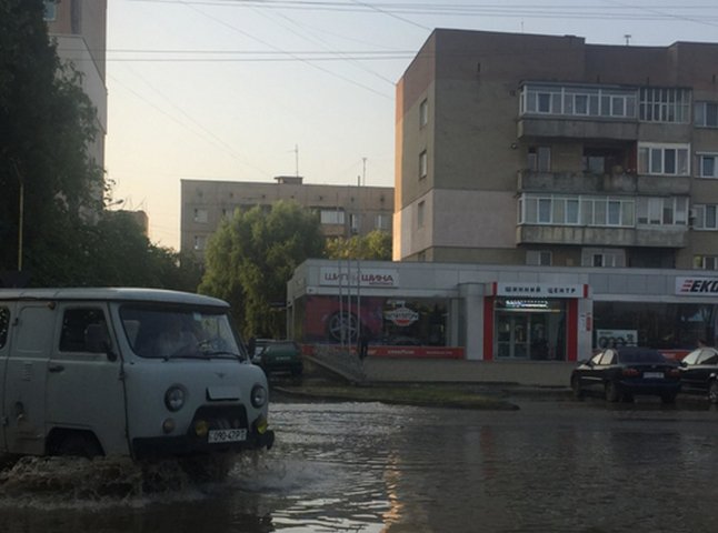 Зранку затопило одну з вулиць Ужгорода