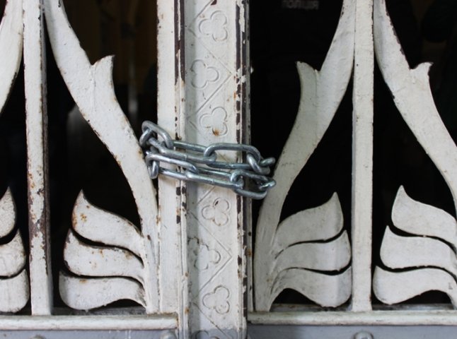 Вхідні двері в будівлю Мукачівського міськвиконкому обмотали ланцюгом