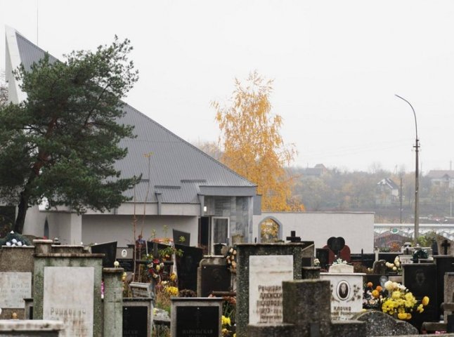 У Мукачеві триває ремонт будинку ритуальних послуг