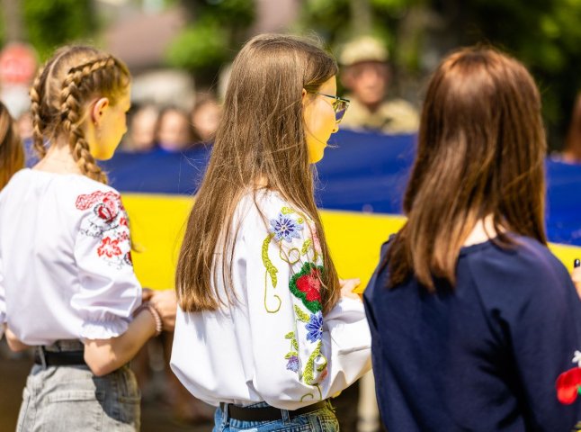 Молодь пов’язує своє майбутнє з Україною та готова брати участь у відбудові