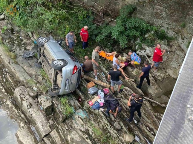 Авто впало з моста в річку, постраждала сім’я: жахлива ДТП на Закарпатті