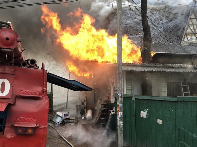 Рятувальники розповіли про пожежу, яка знищила магазин