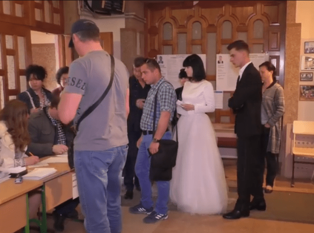 У весільній сукні і костюмі: молодята після весілля прийшли голосувати