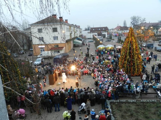 У Чопі запалили міську новорічну ялинку