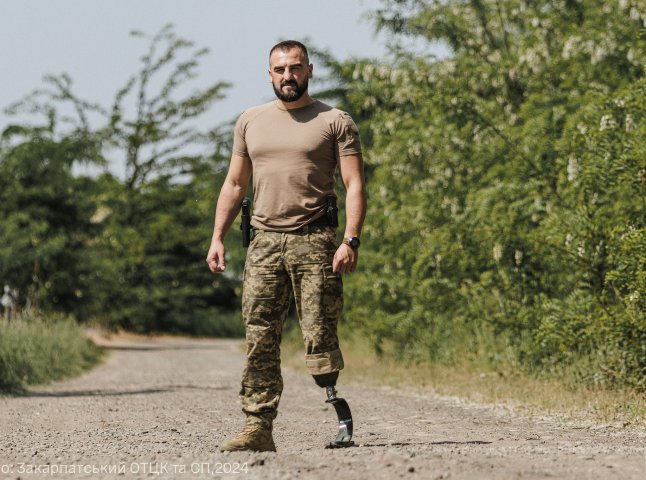 Історія закарпатського воїна, який втратив ногу на передовій, але продовжує боронити країну