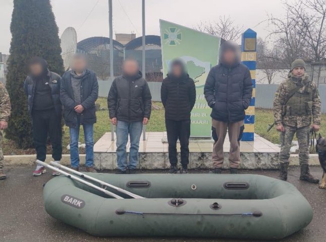 На кордоні з Угорщиною затримали 5 осіб із гумовим човном