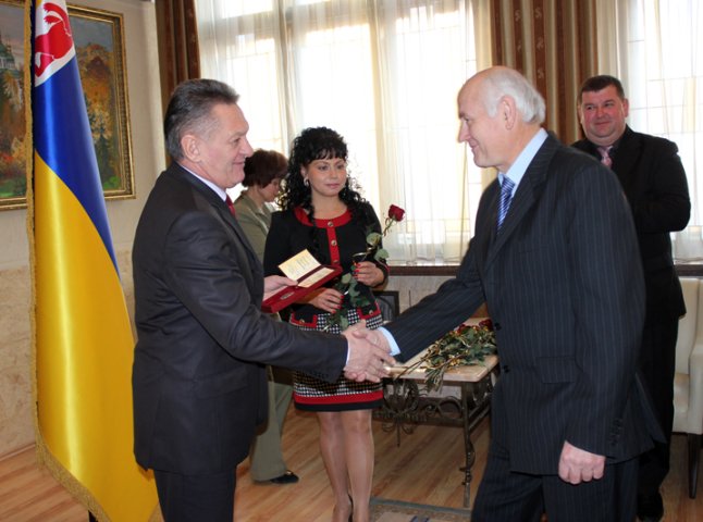 Директору Мукачівського міськкопторгу присвоєно почесне звання "Заслужений працівник промисловості України"
