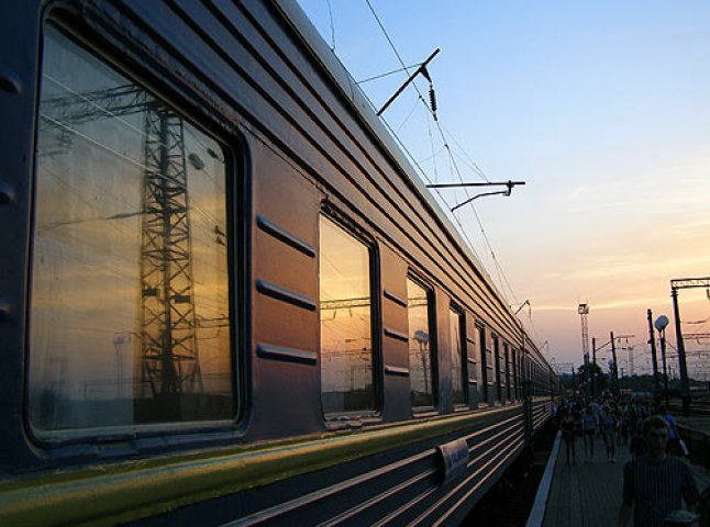 На перегоні Ужгород-Павлово потяг ледь не збив людину
