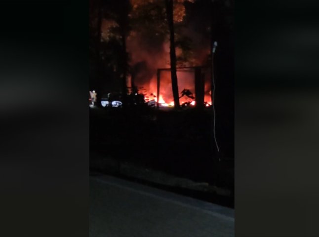 Вночі в Ужгороді на території парку трапилась пожежа: горів атракціон