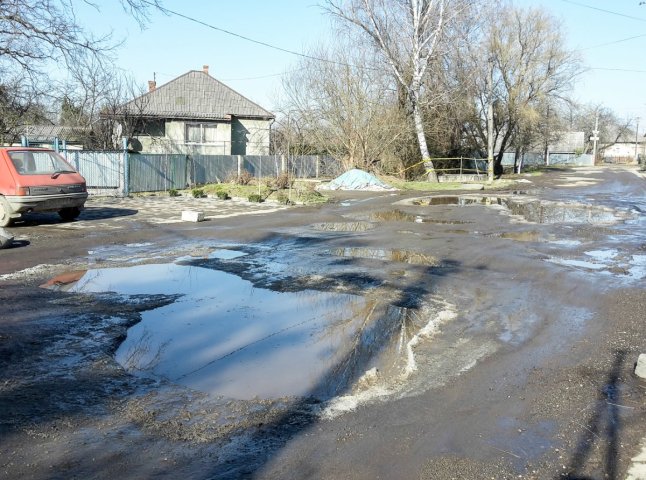 Жителі однієї із вулиць Ужгорода скаржаться на величезні ями та болото на дорозі (ФОТО)