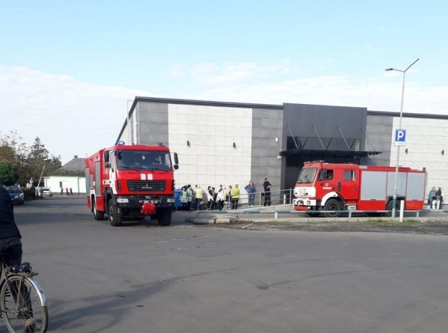 Поблизу автовокзалу у Мукачеві виникла пожежа. На місці працюють вогнеборці, – соцмережі