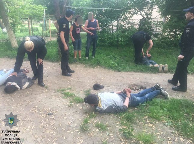 В Ужгороді поліцейські врятували дівчину від трьох чоловіків, які за її словами, намагалися її зґвалтувати