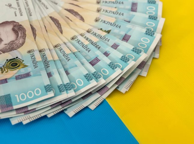 Дорослим дають відразу 2000, дітям – 3000 гривень: міністерство розповіло про допомогу українцям